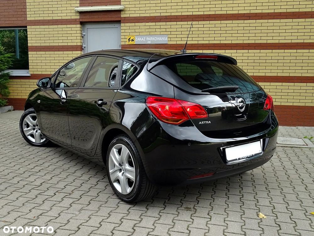 Opel Astra 2011 photo 3