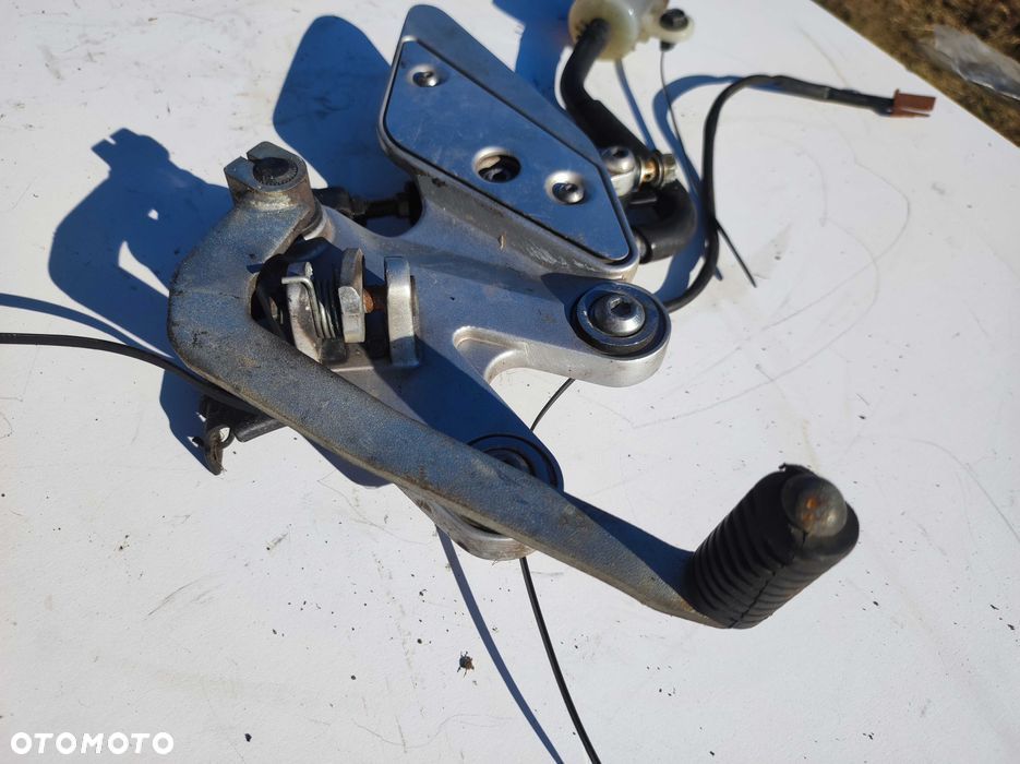 Yamaha FZ6 (2004–2009) Prawy set podnóżka z pompą hamulca tylnego - 2