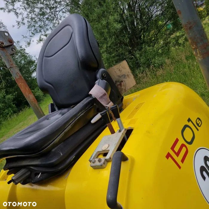 Wacker Neuson 1501 Wozidło 4x4  Budowlane-Ogrodnicze-rolnicze. Transporter 1,5 tony o bardzo małych gabarytach. Obrotowa Paka. Maszyna jak Nowa Pochodzi z gospodarstwa Norweskiego! Zaledwie 1000mtg. Rok 2016. Serwisowana w DEKRA Norweska BMWT. Ani Deka Luzów i wycieków. Mała zgrabna maszyna. Moc i wydajność Potężna. Komfort pracy. Napęd HYDROSTATIC. OKAZJA Silnik Yanmar 3 cyl. - 5