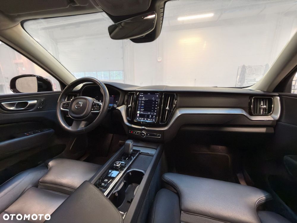 Volvo XC 60 B4 B Plus Dark - 32