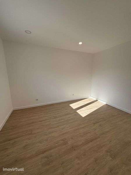 T2 térreo com pátio e parqueamento privado, Pinheiro de Loures, Loures - Grande imagem: 5/11