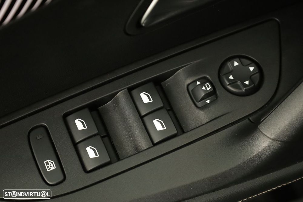 Peugeot 2008 1.2 PureTech Allure EAT8 - 23