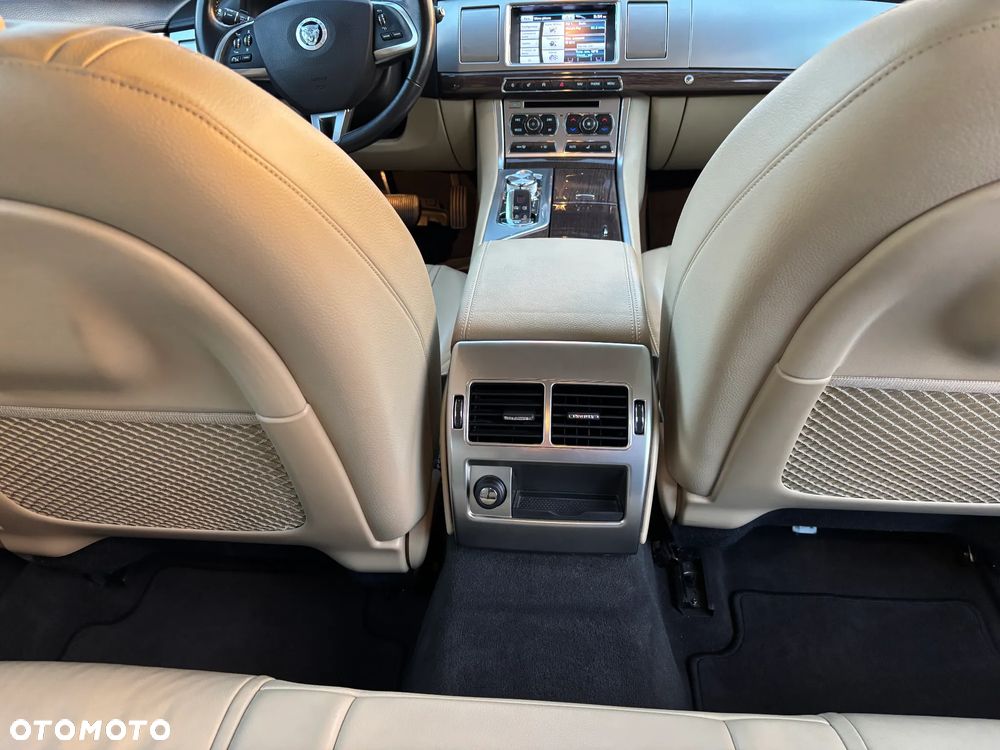 Jaguar XF 2.2 D Premium Luxury - 23