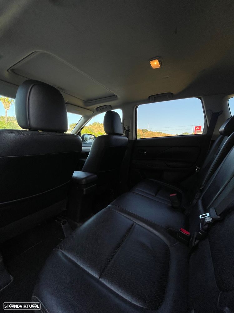 Mitsubishi Outlander 2.2 DI-D Instyle Navi AT 4WD - 7