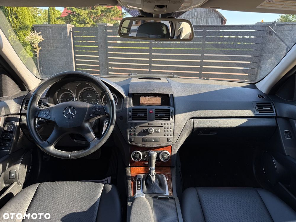 Mercedes-Benz Klasa C 180 CGI Automatik BlueEFFICIENCY Elegance - 28