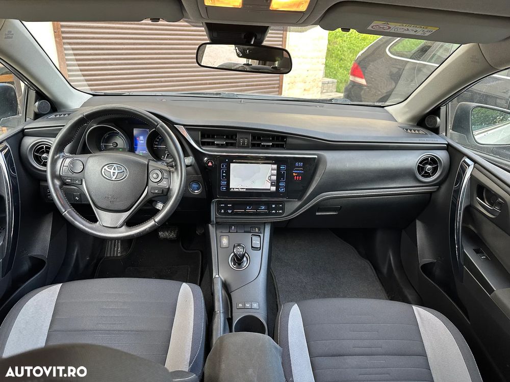 Toyota Auris 1.8 L VVT-i HSD Sol + - 11