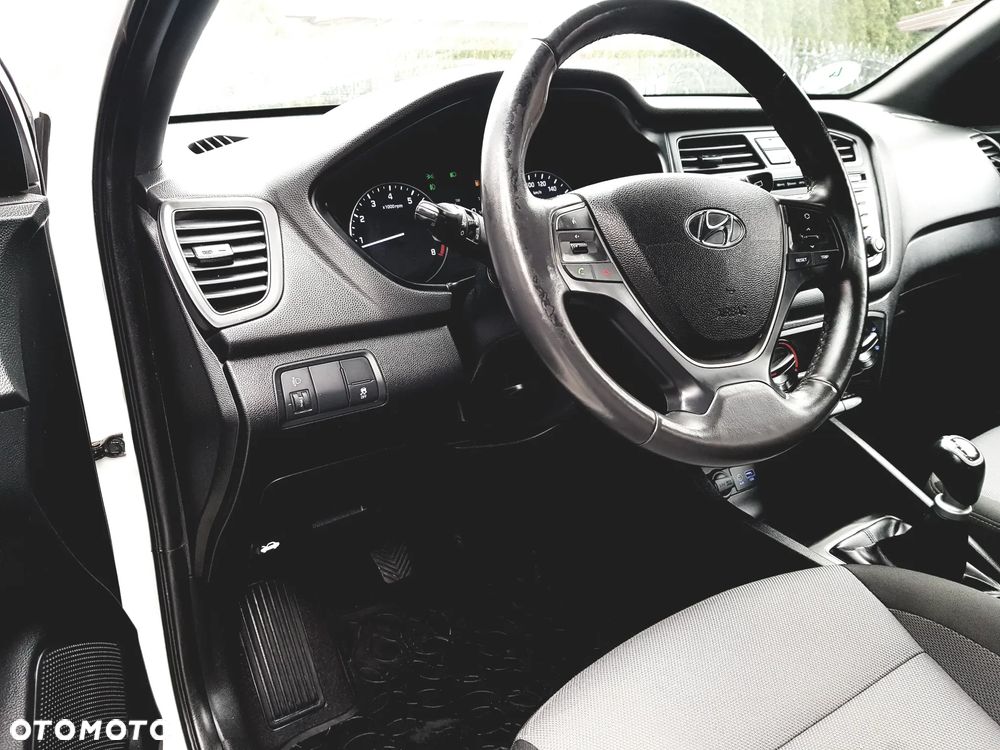 Hyundai i20 blue 1.2 Trend - 19