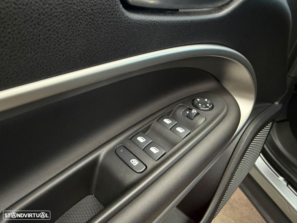 Jeep Avenger 1.2 e-Hybrid Summit DCT — fotografia 31