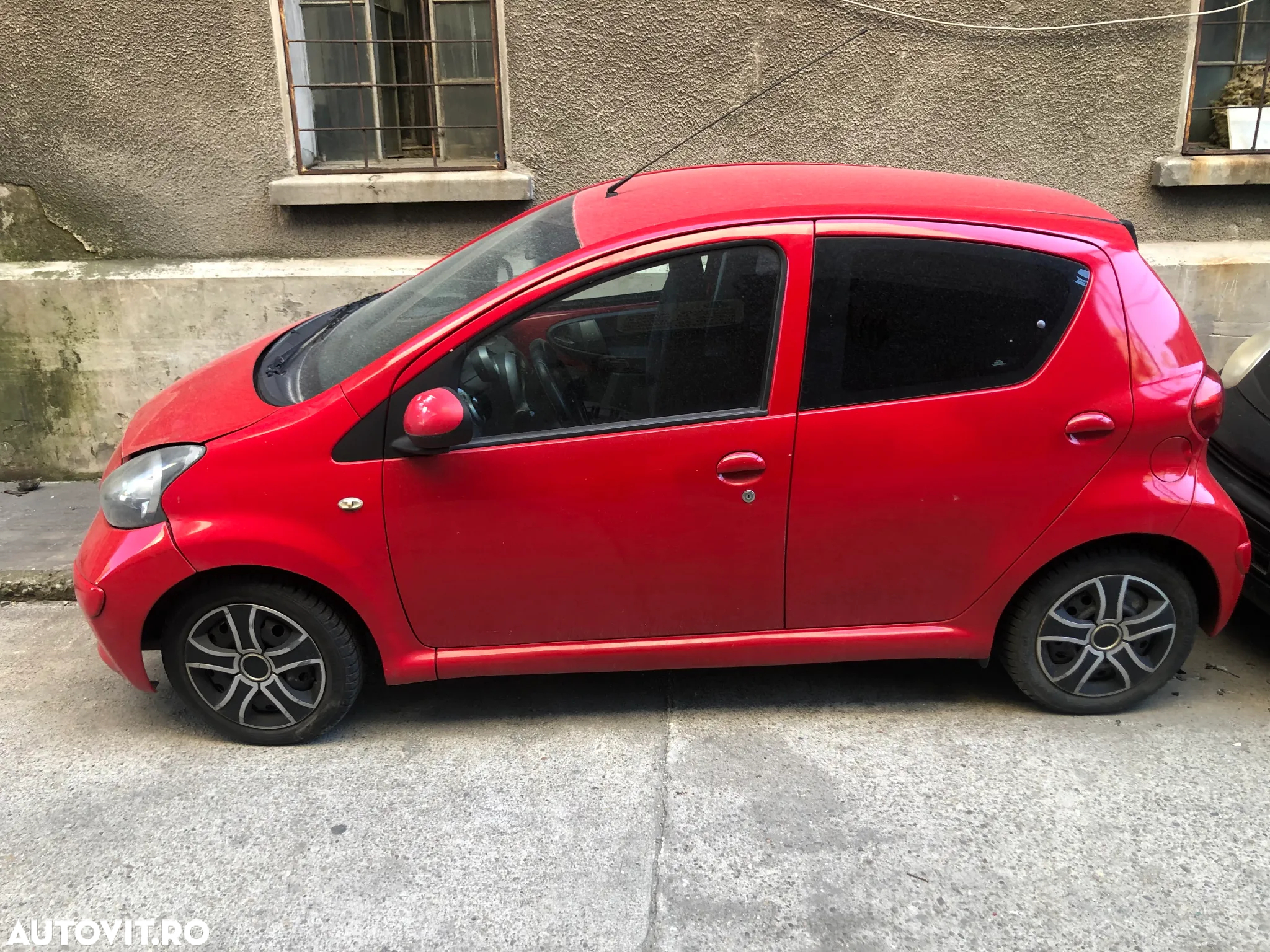 Dezmembrez Toyota Aygo rosu 1.0 benzina 2006 - 3