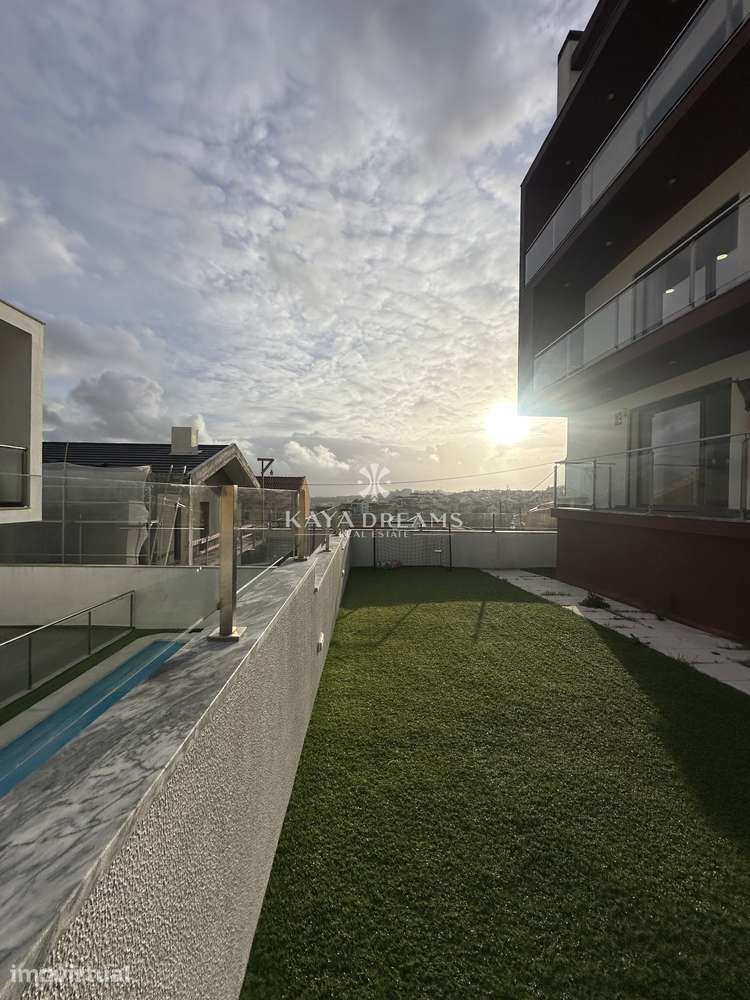 Moradia Semi Nova T4 de Luxo em Famões, a um Passo de Lisboa - Grande imagem: 2/31