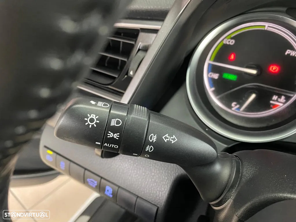 Toyota Camry 2.5 Hybrid Luxury - 28