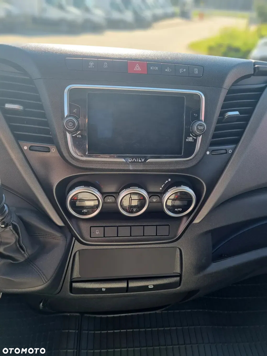 Iveco Daily autolaweta z kabina sypalną 3,5t na haku POLMAR - 9