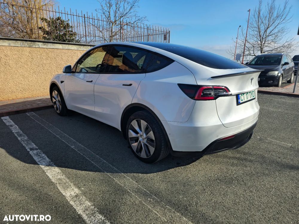 Tesla Model Y - 7