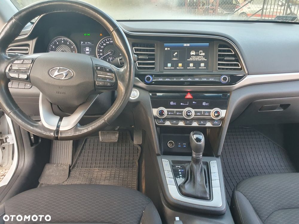 Hyundai Elantra 1.6 Comfort Premiere - 16