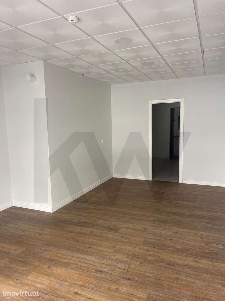 Espaço Comercial de 48m2 , garagem e zona de arrumos  junto à Estação - Grande imagem: 5/21