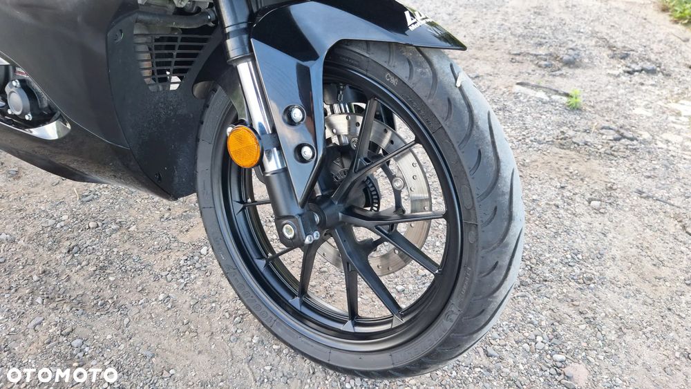 Yamaha YZF - 28