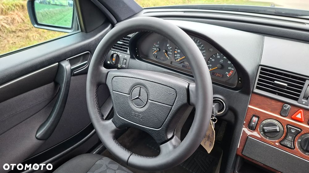 Mercedes-Benz Klasa C 180 Classic - 35