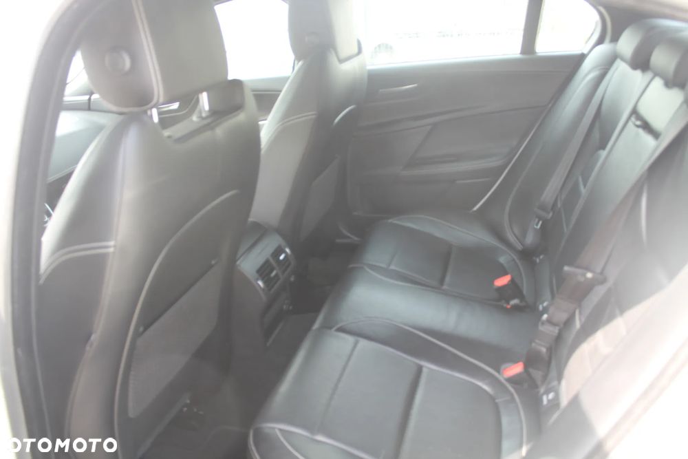Jaguar XE 20d R-Sport - 11