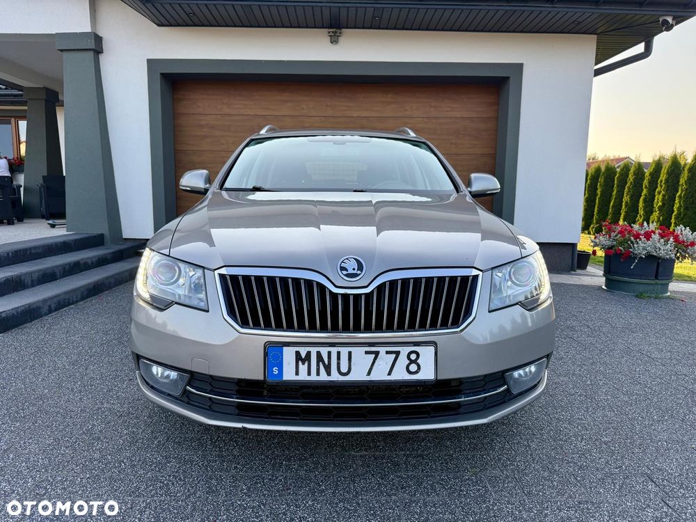 Skoda Superb 2.0 TDI Green tec DSG Elegance - 4