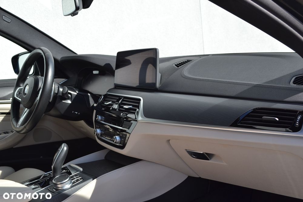 BMW Seria 5 530d xDrive mHEV M Sport sport - 13