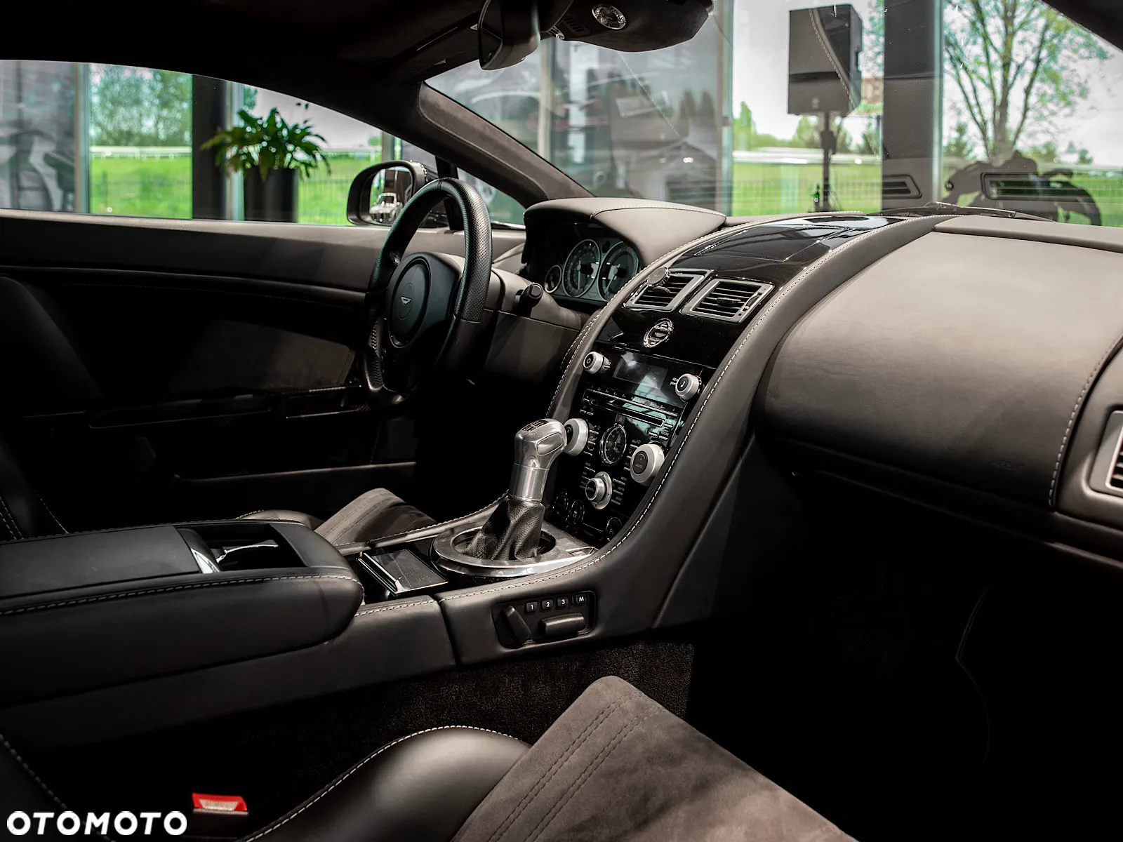 Aston Martin V12 Vantage - 19