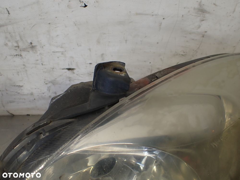 LAMPA PRAWA PRZEDNIA TOYOTA YARIS II 1.4 81110-0D120