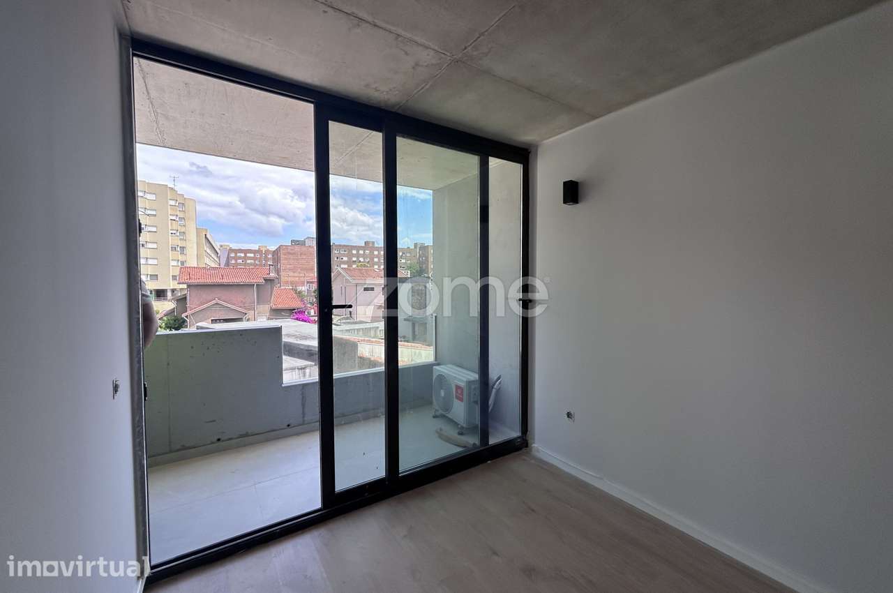 Apartamento T1 com varanda e garagem em Monte dos Burgos - Grande imagem: 5/12