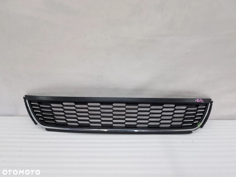 VW POLO 6R0 08- KRATKA ŚRODKOWA ZDERZAKA PRZEDNIEGO Z CHROMEM , NR 6R0853677B , NR AUKCJI K167 - 11