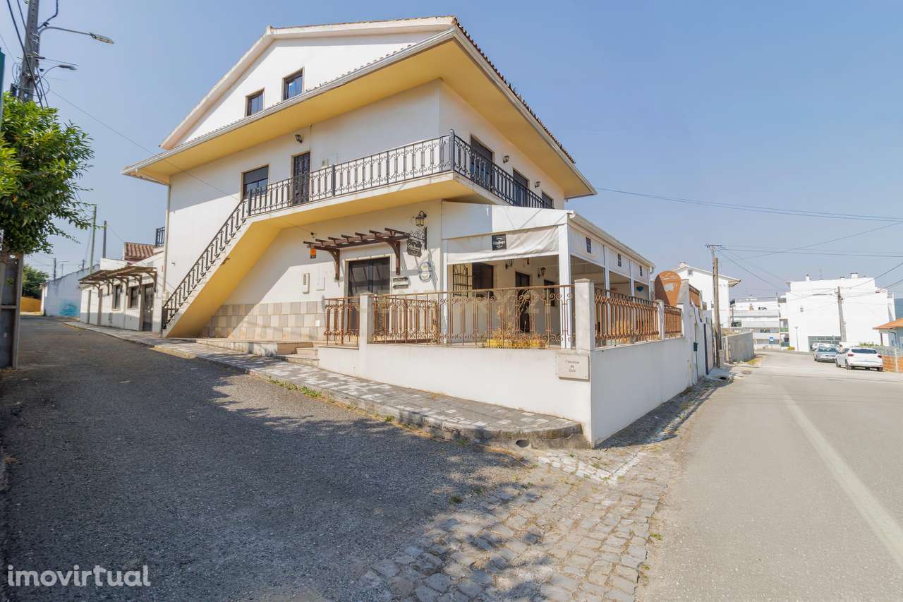 MORADIA EXCLUSIVA EM ALCOBAÇA – CONFORTO, ESPAÇO E POTENCIAL DE INVEST - Grande imagem: 5/51