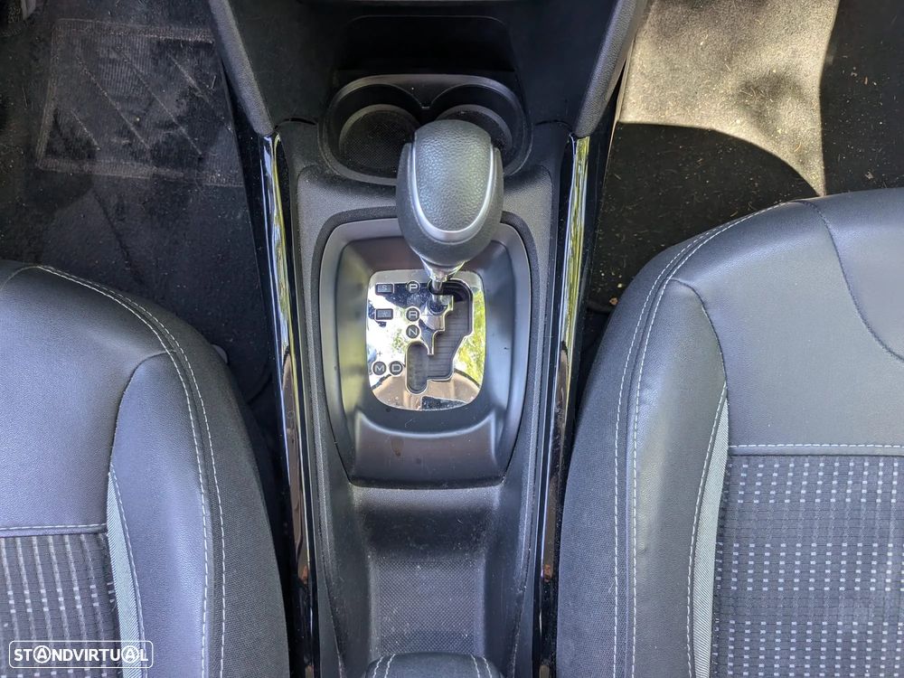 Peugeot 2008 1.2 PureTech Allure EAT6 - 17