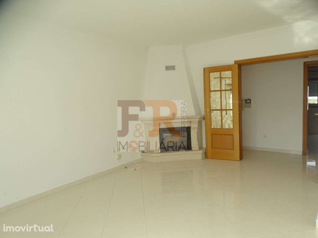 Arrenda-se Apartamento T2 com Arrecadação Individual Quinta do Conde - Grande imagem: 2/33