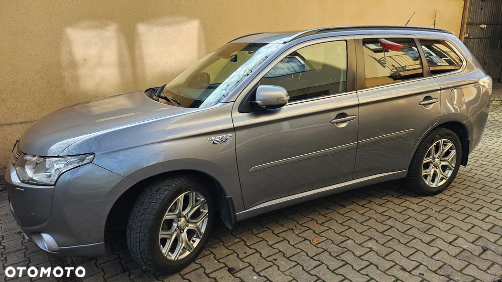 Mitsubishi Outlander 2.0 4WD Plug-In Hybrid Plus - 14