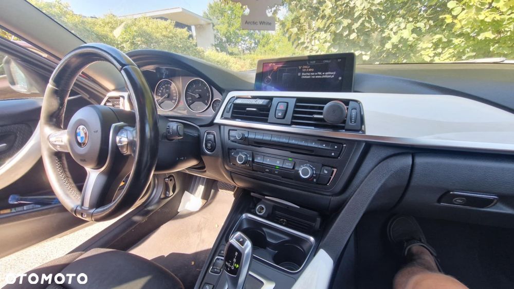 BMW Seria 3 318d DPF Touring - 13