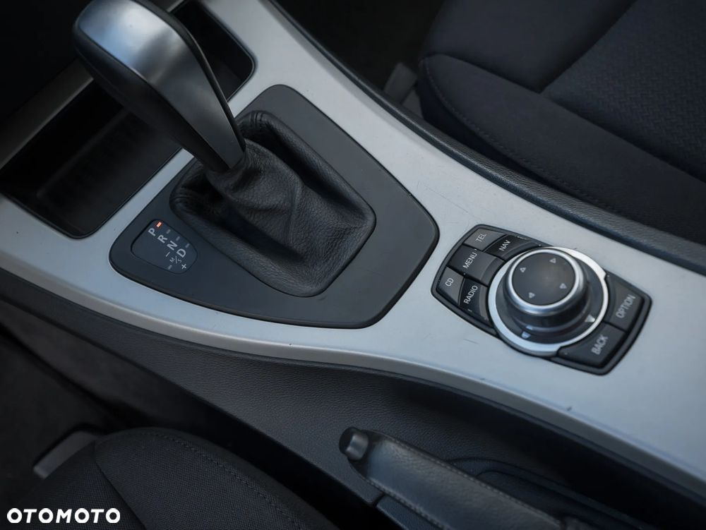 BMW Seria 3 318d DPF Touring - 37