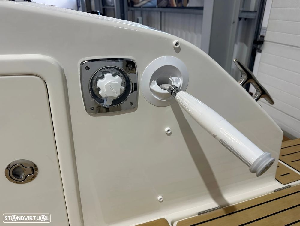 Quicksilver Activ 875 Sundeck - 8