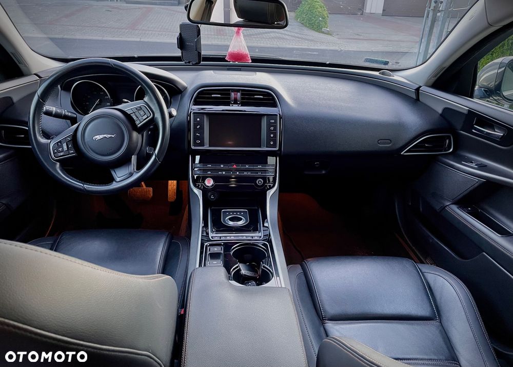 Jaguar XE 2.0 D Prestige - 12