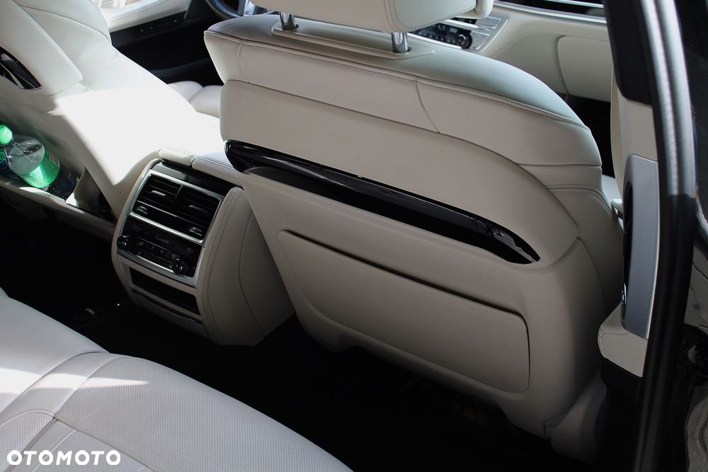 BMW Seria 7 750i xDrive - 16
