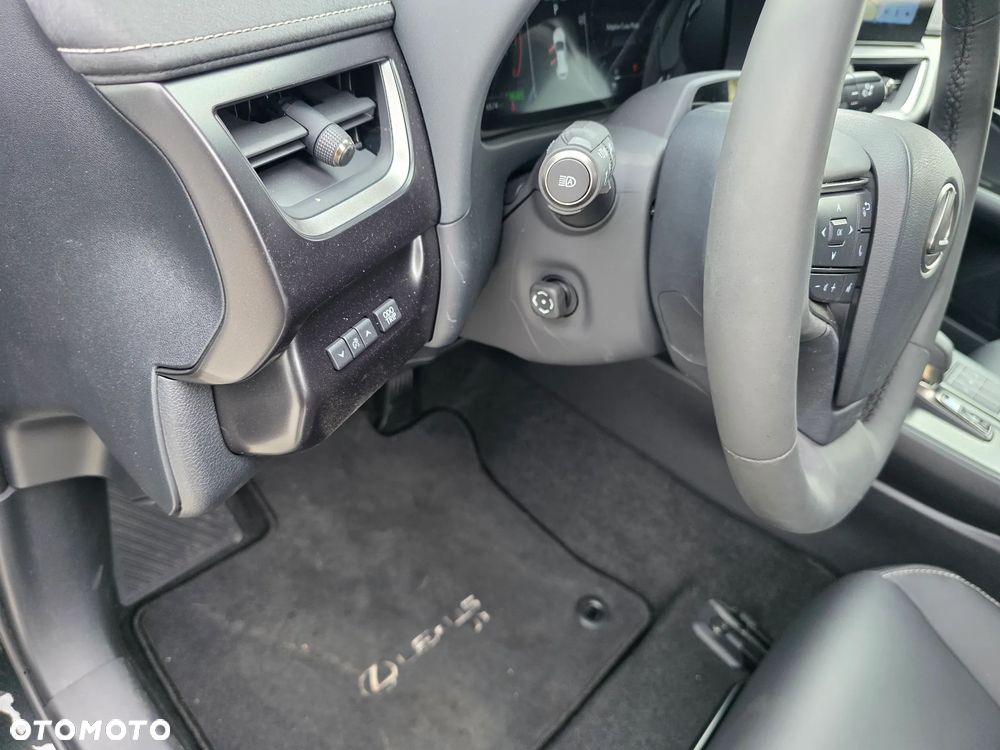 Lexus UX 2025