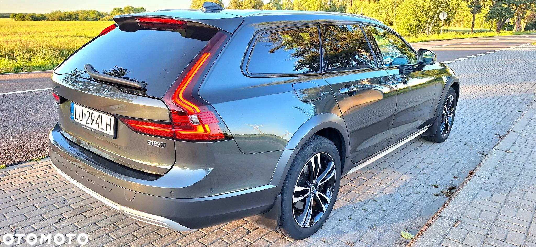 Volvo V90 D5 SCR AWD Momentum Pro - 4