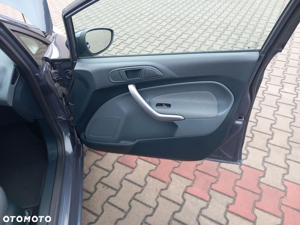 Ford Fiesta 1.25 Champions Edition - 36