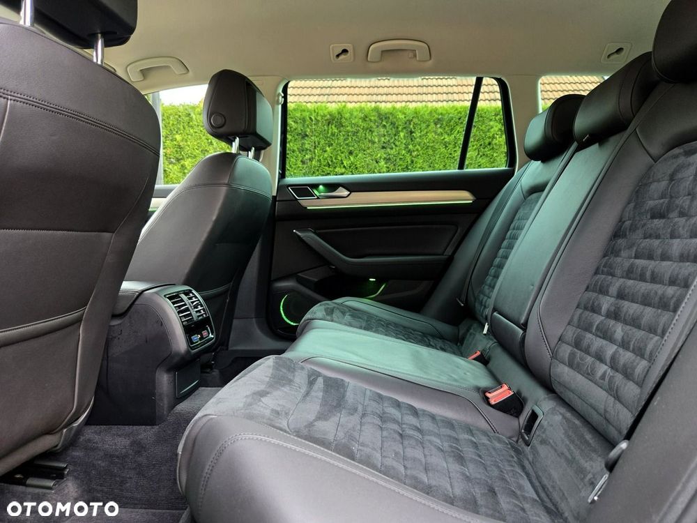 Volkswagen Passat Variant 2.0 TDI SCR 4Motion DSG Elegance - 12