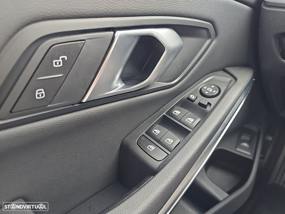 BMW 320 d Pack Desportivo M Pro Auto - 25