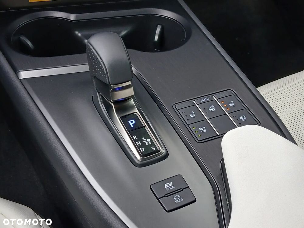 Lexus UX 300h F Sport AWD - 27