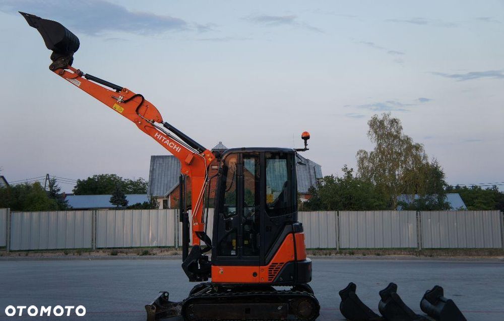 Hitachi Hitachi ZX29U-3  z lyzkami, Minikoparka , ROKU 2013 - 12