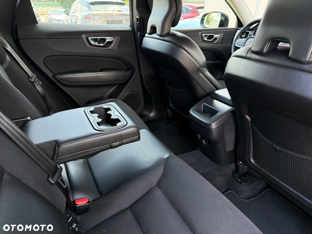 Volvo XC 60 T4 Momentum Pro - 32