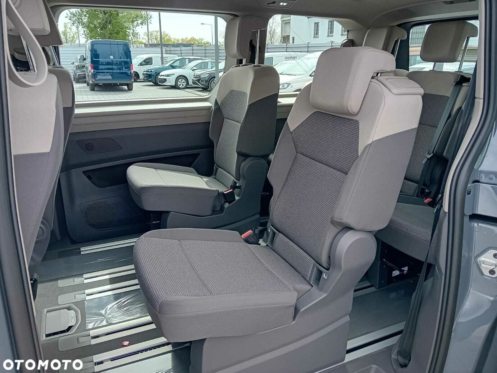Volkswagen Multivan - 13