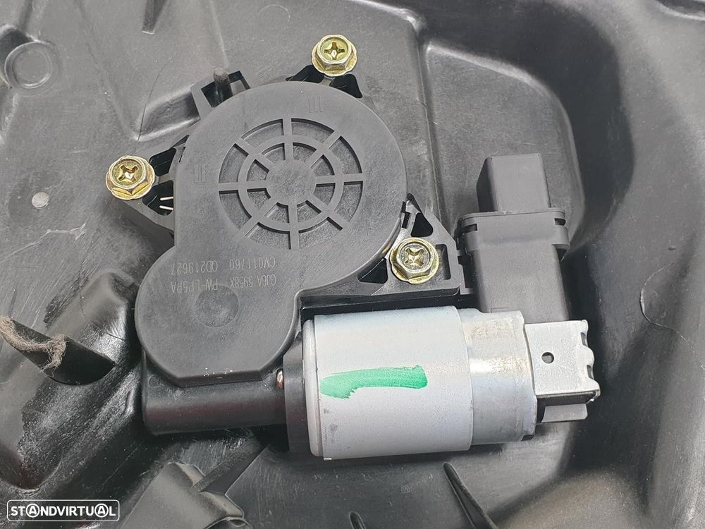 ELEVADOR DE VIDRO FRONTAL ESQUERDO MAZDA 6 STATION WAGON 2004 -GJ6A5997X - 2