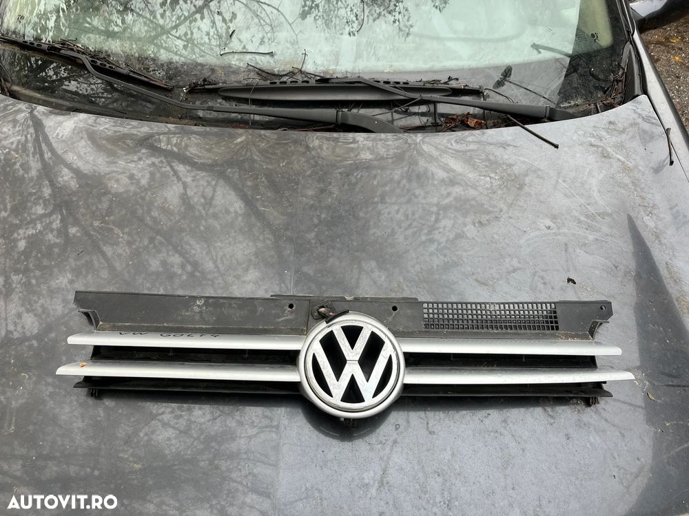 Grila fata centrala cu emblema VW Volkswagen Golf 4 culoare gri argintiu