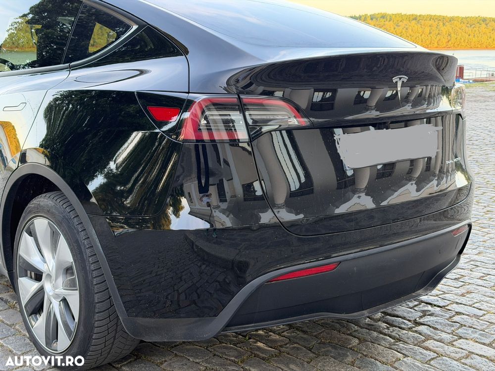 Tesla Model Y - 11