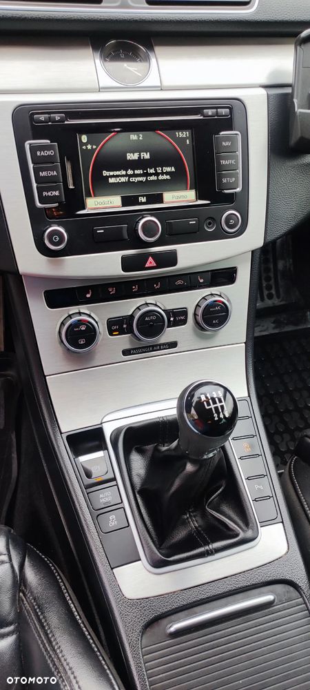 Volkswagen Passat Variant 2.0 TDI BlueMotion Technology Highline - 24